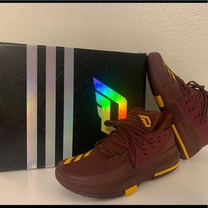 Never worn Dam 3 gold and maroon shoes!